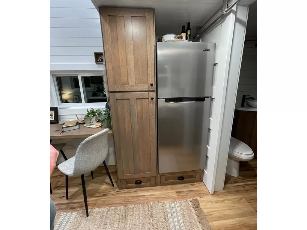 Kitchen cabinet and refrigerator